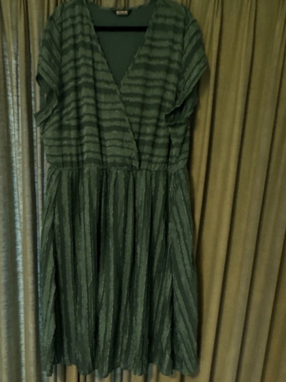 BloomChic Emerald Green Textured V-Neck Maxi Dress - Picture 2 of 4